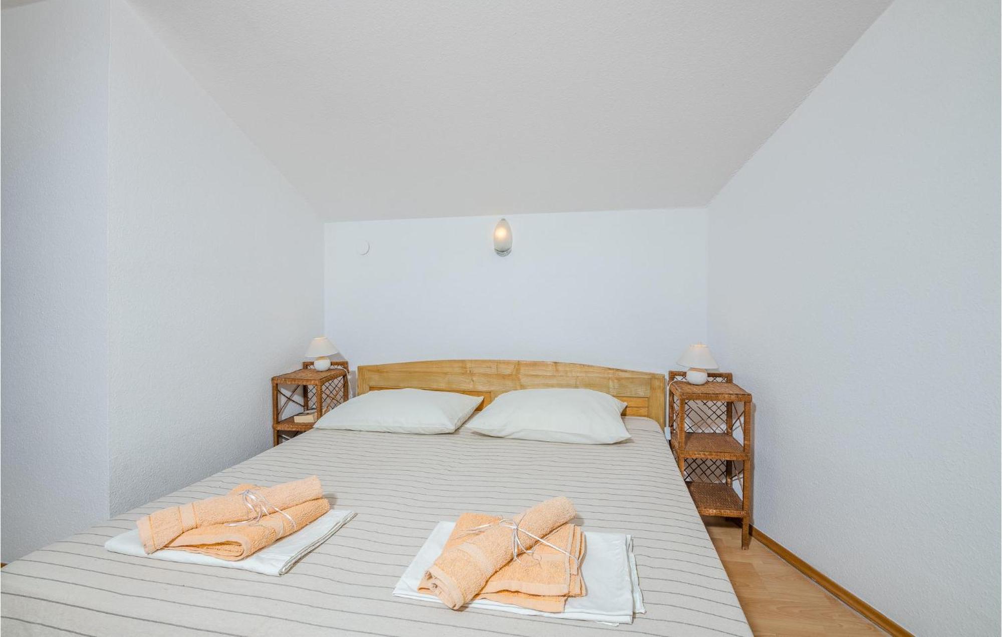 Amazing Home In Malinska Dubasnica With Wifi Bagian luar foto